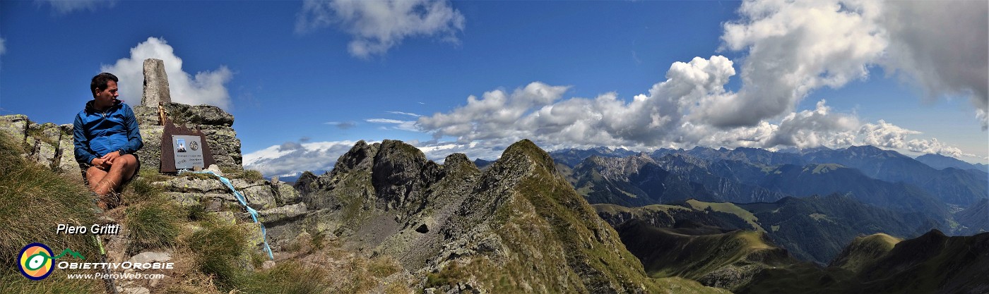 69 Vista panoramica verso il Ponteranica or. ed oltre dalla bella Madonnina con immagine a ricordo .jpg